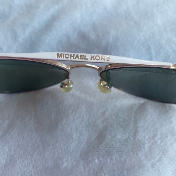 Michael Kors used women’s sunglasses - Picture 6 of 7